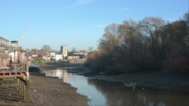 Londra, İngiltere - 2022.12.10: Eski Isleworth seti ve Thames nehrinin soğuk dondurucu soğuk sabahında suda kürekçiler ve kuşlarla güzel manzarası