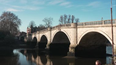 Londra, İngiltere - 2022: 12.10: Güneşli soğuk kış sabahında güzel Richmond Köprüsü 'nün görüntüsü