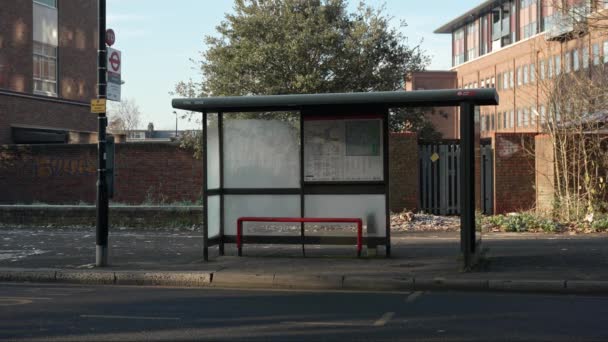London 2022 Leere Gefrorene Bushaltestelle Einem Eiskalten Sonnigen Morgen West — Stockvideo