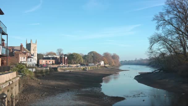 英国伦敦 2022 寒冷的早晨 老Isleworth河岸和泰晤士河美丽的景色 船夫和鸟儿都在水面上 — 图库视频影像