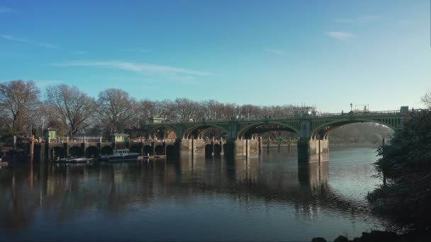 Londres Reino Unido 2022 Personas Cruzando Richmond Lock Weir Fría — Vídeo de stock