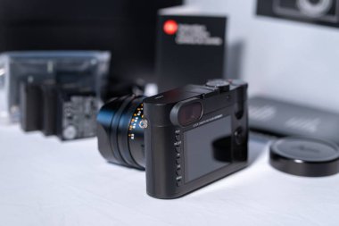 Londra, İngiltere - 2022.12.21: Kutunun önündeki modern dijital Leica Q kamerası ve aksesuarları çok güzel görünüyor