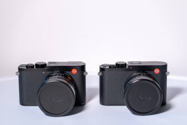 Londra, İngiltere - 2022.12.21: Güzel klasik görünümlü modern dijital Leica Q ve Q2 kameralar