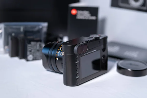 Londra Ngiltere 2022 Kutunun Önündeki Modern Dijital Leica Kamerası Aksesuarları — Stok fotoğraf