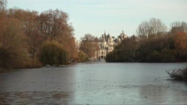 Londra, İngiltere - 2022.12.17: St James 's Park Gölü' nün soğuk kış sabahı arkasında At Muhafızları geçit töreni
