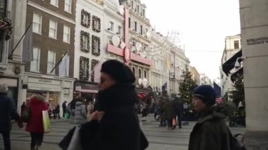 Londra, İngiltere - 2022.12.17: Soğuk kış gününde insanların alışveriş yaptığı yoğun New Bond Caddesi 'nin görüntüleri