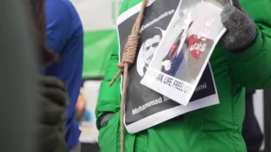 Londra, İngiltere - 2022.12.17: İranlı kadınların görüntüleri İran rejimini protesto etmek üzere Piccadilly Meydanı 'nda toplandı
