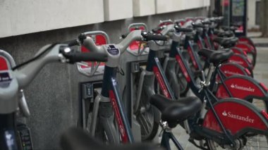 Londra, İngiltere - 2022.12.17: Boris Santander 'ın kiralık bisikletlerinin görüntüleri Londra' nın merkezine park edildi