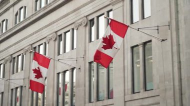 Londra, İngiltere - 2022.12.17: Londra 'nın merkezindeki elçilikte dalgalanan Kanada Bayrakları