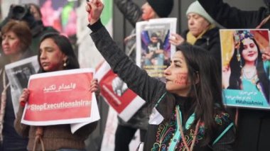 Londra, İngiltere - 2022.12.17: İranlı kadınların görüntüleri İran rejimini protesto etmek üzere Piccadilly Meydanı 'nda toplandı