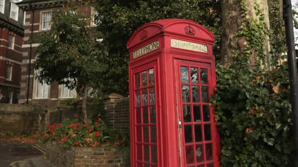 ロンドン 2022 木々や茂みに囲まれたロンドン中央部の美しい歴史的な赤い電話ブース — ストック動画