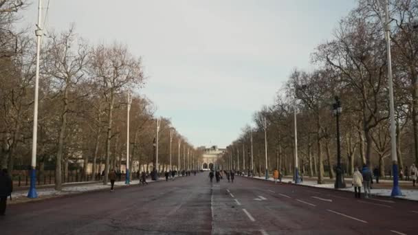 ロンドン 2022 晴れた冬の日にバッキンガム宮殿に向かってモールを歩く人々の映像 — ストック動画