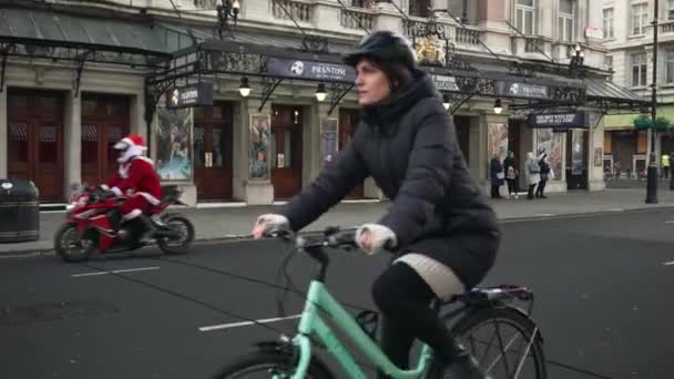 London 2022 Filmaufnahmen Von Motorradfahrern Weihnachtsmannkostümen Der Piccadilly Street — Stockvideo