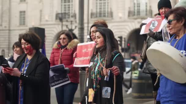 London Egyesült Királyság 2022 Piccadilly Téren Összegyűlt Iráni Nők Felvétele — Stock videók