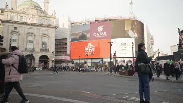 Londres Reino Unido 2022 Filmagem Pessoas Andando Redor Praça Piccadilly — Vídeo de Stock