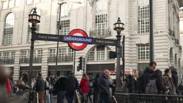 Londýn Velká Británie 2022 Záběry Lidí Procházejících Kolem Vchodu Stanice — Stock video
