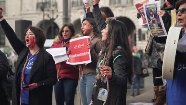 Londra Ngiltere 2022 Ranlı Kadınların Görüntüleri Ran Rejimini Protesto Etmek — Stok video