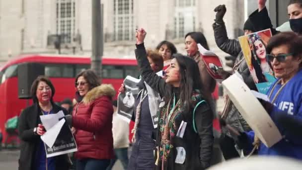 Londýn Velká Británie 2022 Záběry Íránských Žen Shromážděných Piccadilly Square — Stock video