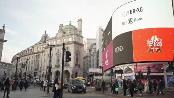 London Inggris 2022 Footage Busy Piccadilly Square Cold Winter Noon — Stok Video