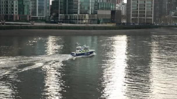 London 2022 Politieboot Patrouilleert Zondagochtend Theems — Stockvideo