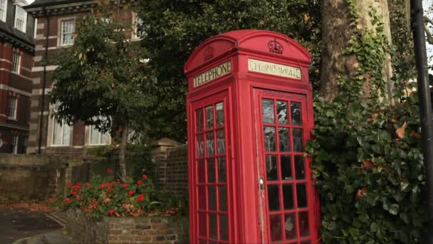 英国伦敦 2022 伦敦中部美丽的历史性红色电话亭 周围有树木和灌木丛 — 图库视频影像