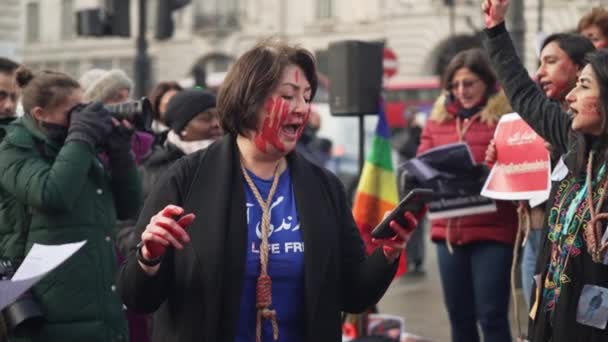 Лондон Великобритания 2022 Запись Иранских Женщин Собравшихся Площади Пикадилли Знак — стоковое видео