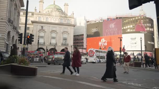 Londres Reino Unido 2022 Filmagem Pessoas Andando Redor Praça Piccadilly — Vídeo de Stock