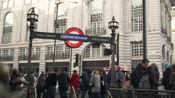 英国伦敦 2022 冬季寒冷天气下皮卡迪利地铁站入口周围行人的镜头 — 图库视频影像