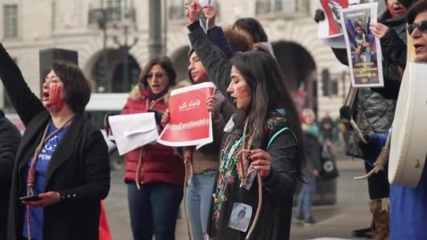 Londres Reino Unido 2022 Filmagem Mulheres Iranianas Reunidas Praça Piccadilly — Vídeo de Stock