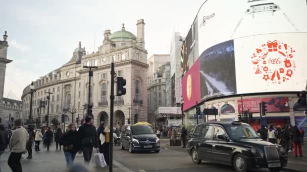London 2022 Footage Busy Piccadilly Square Cold Winter Afternoon — Stock Video