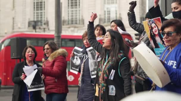 Londýn Velká Británie 2022 Záběry Íránských Žen Shromážděných Piccadilly Square — Stock video