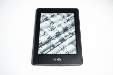 Londra, İngiltere - 2023.02.13: Amazon Kindle Kağıt Kağıt Beyaz 10. Nesil E-ink eBook, Elektronik Kitap 'ın yakın çekimleri