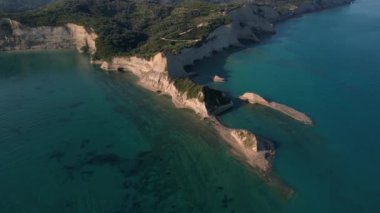 Korfu Adası, Yunanistan - 2023.07.01 - 09: Korfu Adası 'nda güneşli bir sabahın erken saatlerinde Cape Drastis' in hava aracı görüntüleri