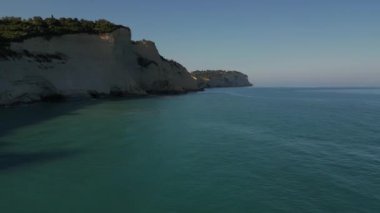 Korfu Adası, Yunanistan - 2023.07.01 - 09: Korfu Adası 'nda güneşli bir sabahın erken saatlerinde Cape Drastis' in hava aracı görüntüleri