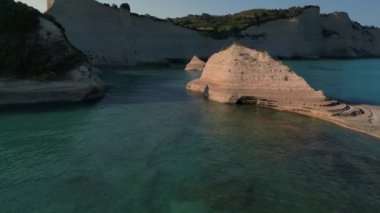 Korfu Adası, Yunanistan - 2023.07.01 - 09: Korfu Adası 'nda güneşli bir sabahın erken saatlerinde Cape Drastis' in hava aracı görüntüleri