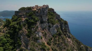 Korfu Adası, Yunanistan - 2023.07.01 - 09: Angelokastro 'nun kuzeybatı kıyısındaki adanın en yüksek zirvesindeki Bizans şatosunun insansız hava aracı görüntüleri