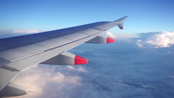 科孚岛 2023 夏日透过飞机窗户看到的美丽的云彩和天空 — 图库视频影像