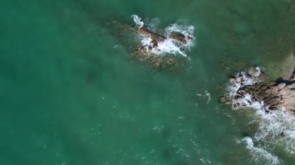 コルフ島 ギリシャ 2023 上から見て コルフ島のイオニア海の岩に衝突する波を捕獲する — ストック動画