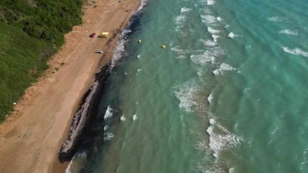 コルフ島 ギリシャ 2023 素晴らしい青い水とコルフ島のアギオスステノスビーチで晴れた日のドローンビデオ — ストック動画