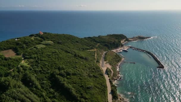コルフ島 ギリシャ 2023 素晴らしい青い水とコルフ島のアギオスステノスハーバーで晴れた日のドローンビデオ — ストック動画