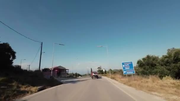 コルフ島 ギリシャ 2023 コルフ島の町の外の日光の道に沿ってジェットスキーをするピックアップトラックに続く — ストック動画