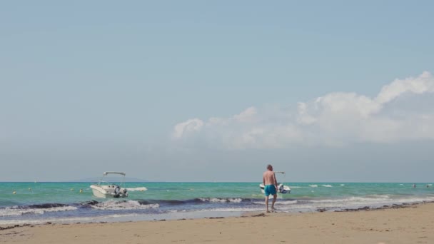 Острів Корфу Греція 2023 Повільні Кадри Людей Ходять Вітряному Пляжі — стокове відео