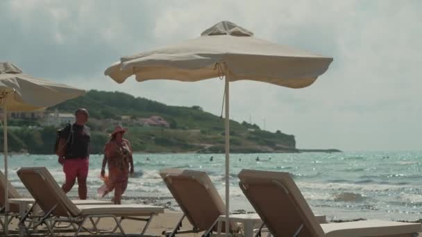 Ilha Corfu Grécia 2023 Filmagem Câmera Lenta Pessoas Andando Ventosa — Vídeo de Stock