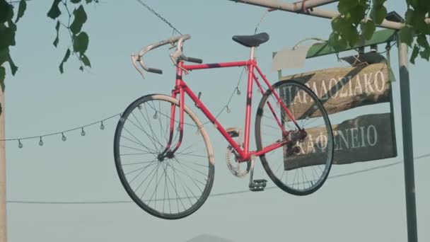 코르푸 그리스 2023 울타리에서 자전거 교수형 — 비디오