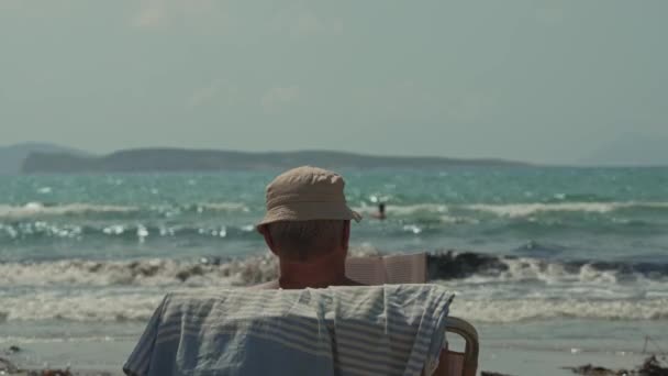 Ostrov Korfu Řecko 2023 Starší Muž Těší Knize Soláriu Krásné — Stock video