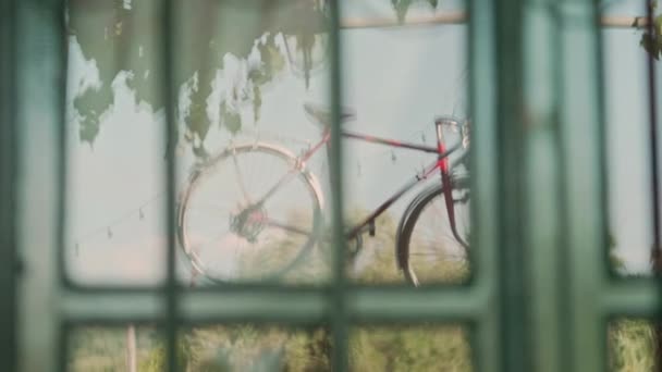 希腊科孚岛 2023 一辆挂在围栏上的红色自行车窗上的倒影 — 图库视频影像