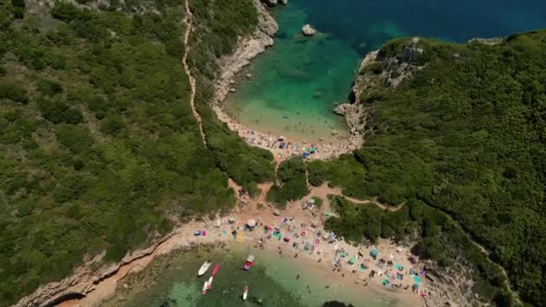 Isla Corfú Grecia 2023 Numerosas Personas Relajan Bulliciosa Playa Porto — Vídeos de Stock