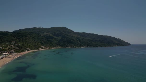 コルフ島 ギリシャ 2023 青いターコイズの海と砂浜 背景にある丘とアジオジョスビーチの美しさを捉えた航空無人機の映像 — ストック動画