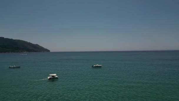 Wyspa Korfu Grecja 2023 Ludzie Lubią Pływać Rowerze Wodnym Jasnoniebieskich — Wideo stockowe