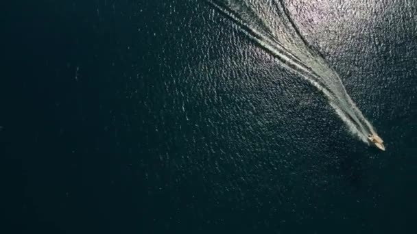 コルフ島 ギリシャ 2023 ギリシャの島々の穏やかな海の見事なターコイズ海を巡る小さなモーターボートクルーズ — ストック動画
